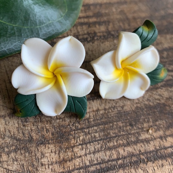 Hawaiian Gardenia flower earrings - Picture 2 of 4